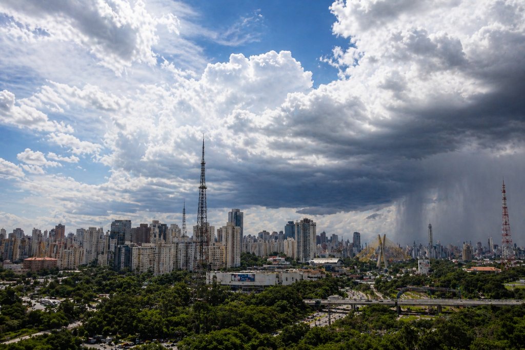 domingo-tera-sol-entre-nuvens-e-pancadas-de-chuva-isoladas-em-sp